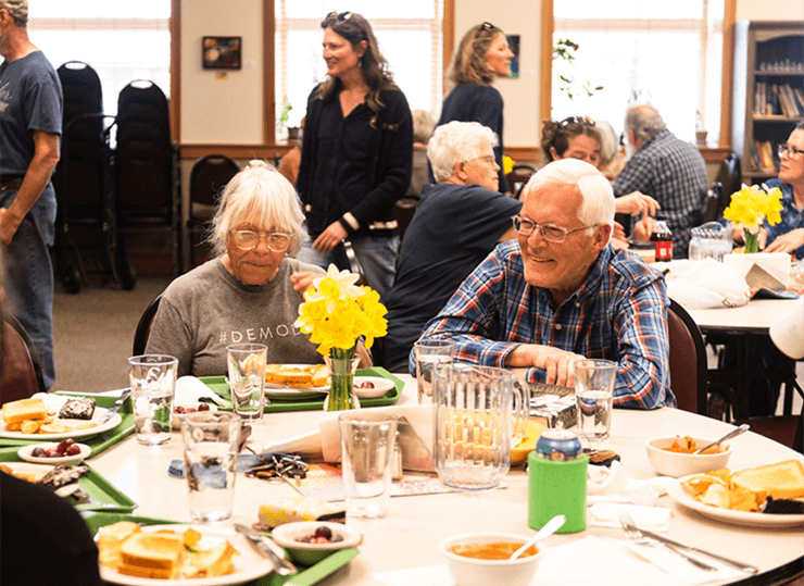 seniors enjoying a meal at Seniors West of the Tetons